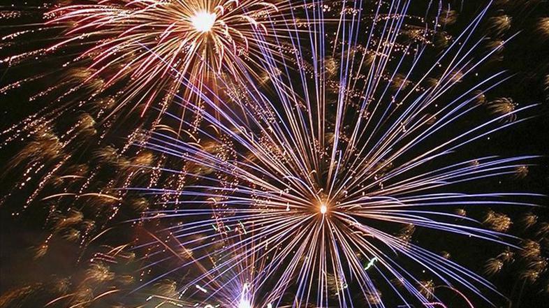 Največ ljudi se pričakuje na ognjemetu nekaj minut pred polnočjo.
(Foto: Vlado 