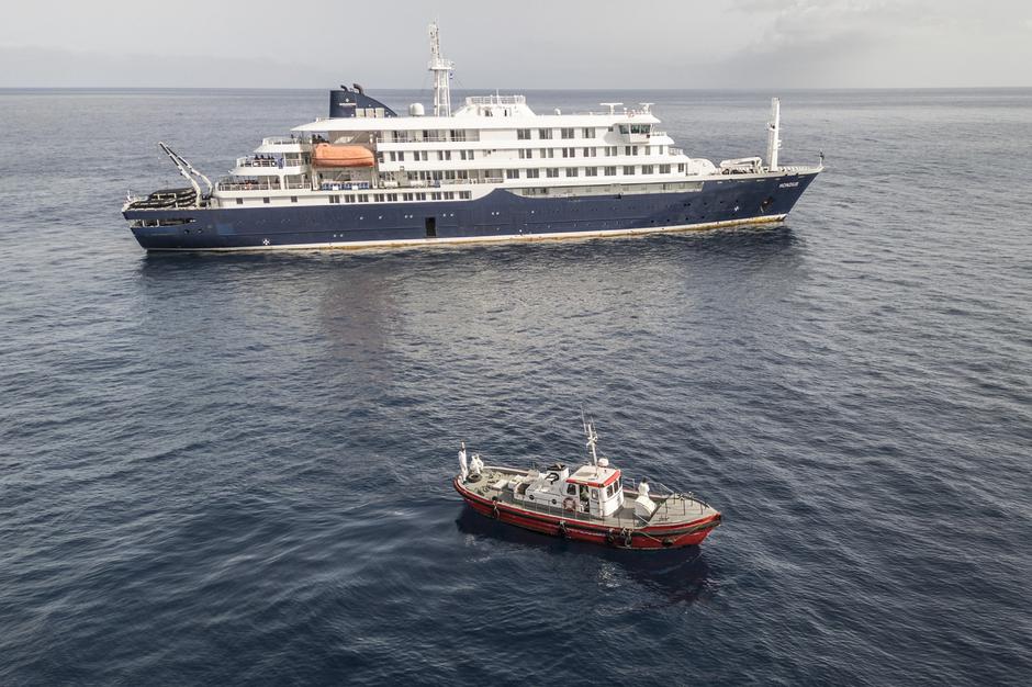 ladja z zdravniškim osebjem v bližini potniške ladje MV Hondius | Avtor: Profimedia