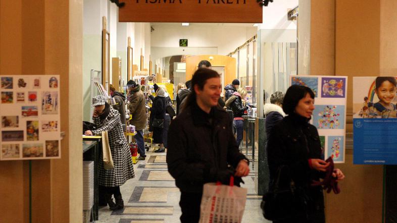 V teh dneh so oblegane zlasti pošte, zato voščilnice oddajte pred 24. decembrom.