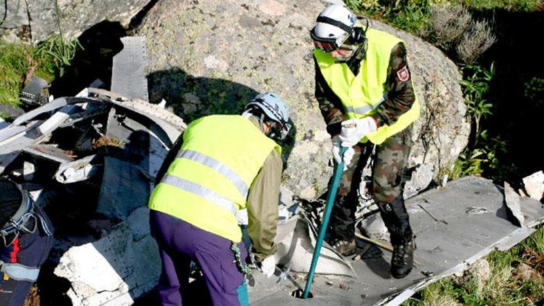 Zaradi slabega vremena in spolzkega terena je pobiranje razbitin nevarno.