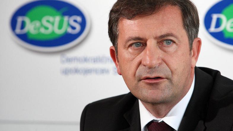 Erjavec pričakuje, da bo predlog za njegovo razrešitev podan skupaj z ustavno pr