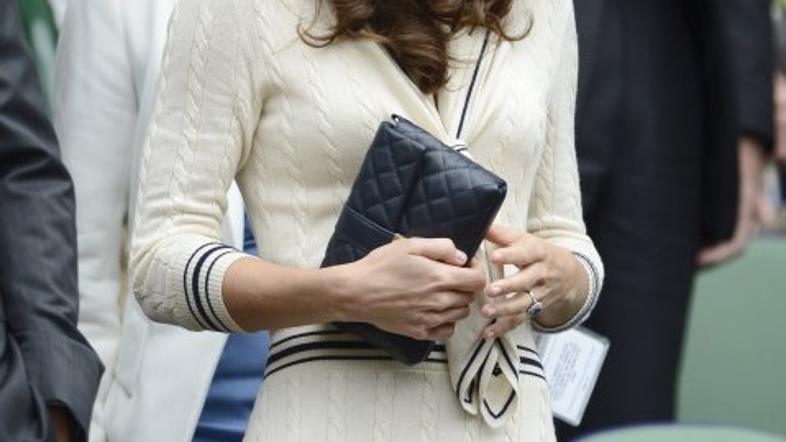 Kate Middleton prisega na mini torbice.