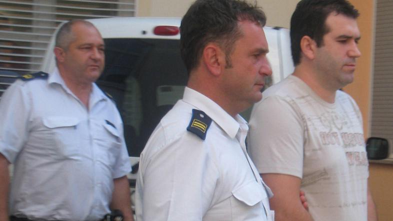 Makedonec Aleks Andonov do pravnomočnosti sodbe ostaja v priporu.