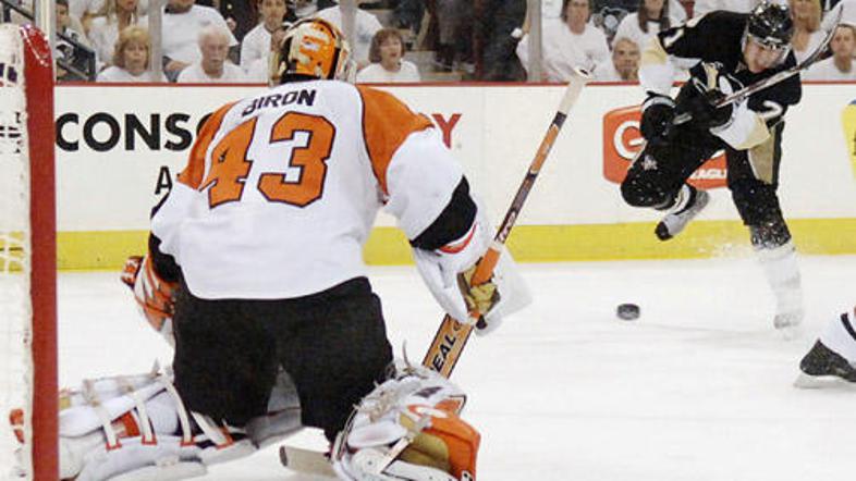 Jevgenij Malkin strelja ... in to je goooool. Martin Biron je znova premagan.