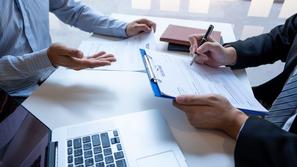 Računalnik na mizi in roke