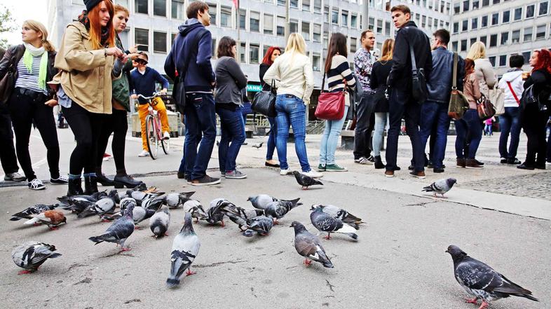 Slovenija 01.10.2013 studenti pred LPP prodajnim mestov na Bavarskem Dvoru v Lju