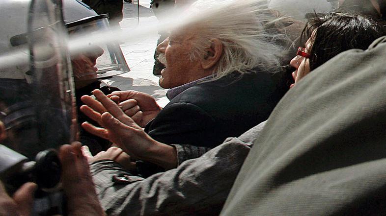 Atenske ulice je zaradi varčevalnih ukrepov, ki jih uvaja vlada, preplavilo na t