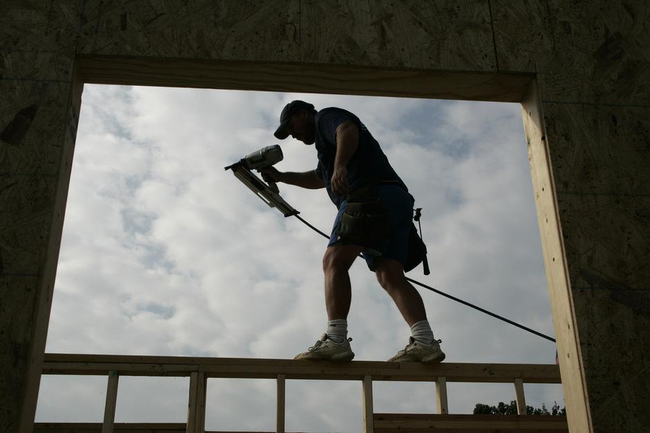 gradbenik, delavec, pištola za žeblje | Avtor: Shutterstock