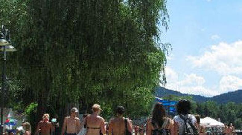 Jezero je dobilo slovensko ime po kraju Vrba (Velden).