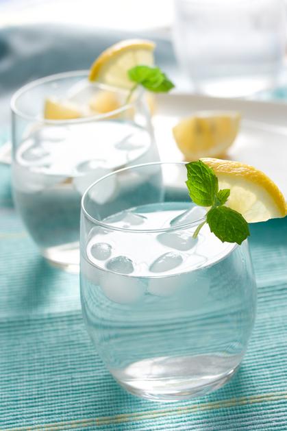 limona, voda, kozarec