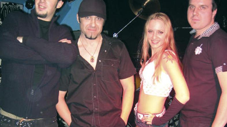 Skupina Lunn-a-park si bo privoščila premor, vendar pevka Apolonia ne bo počival