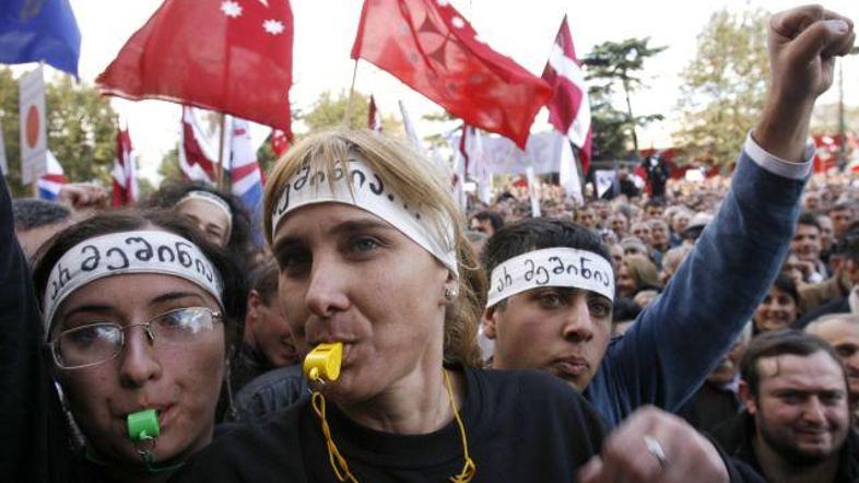 Protestniki so skoraj teden dni protestirali proti predsedniku Sakašviliju.