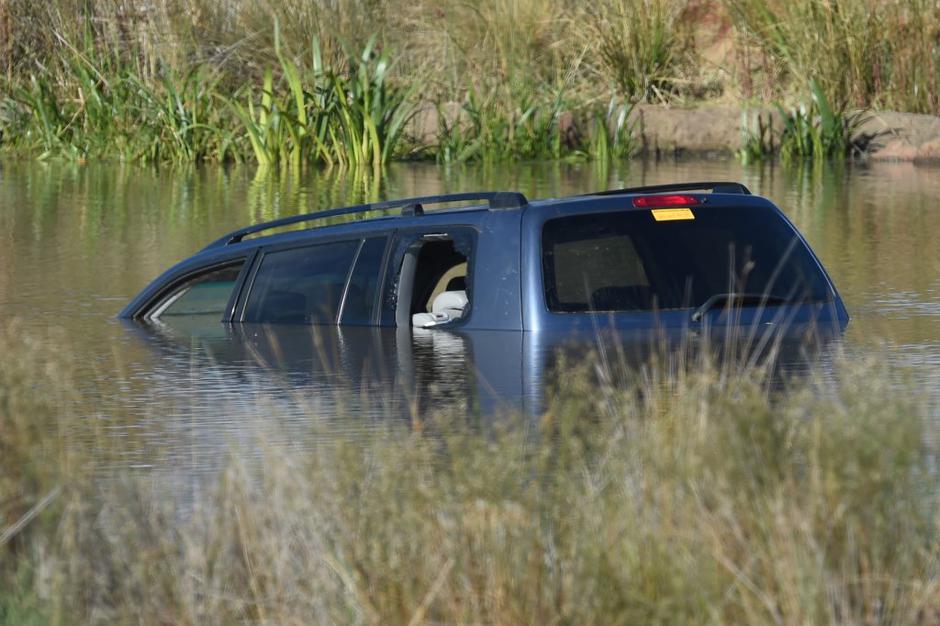 Z otroci se je zapeljala v jezero | Avtor: EPA