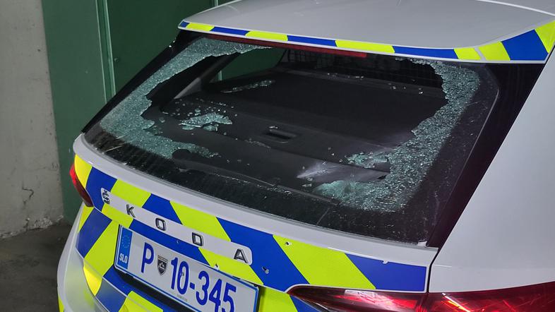 poškodovan policijski avtomobil