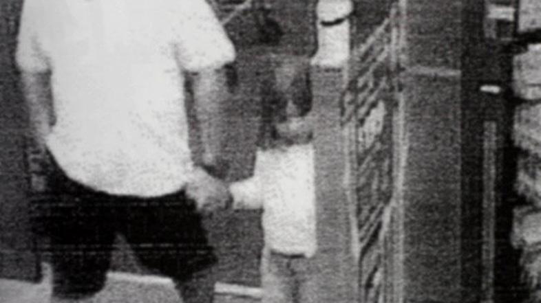 Posnetek nadzorne kamere z letališča na Novi Zelandiji. Deklica naj bi bila Made