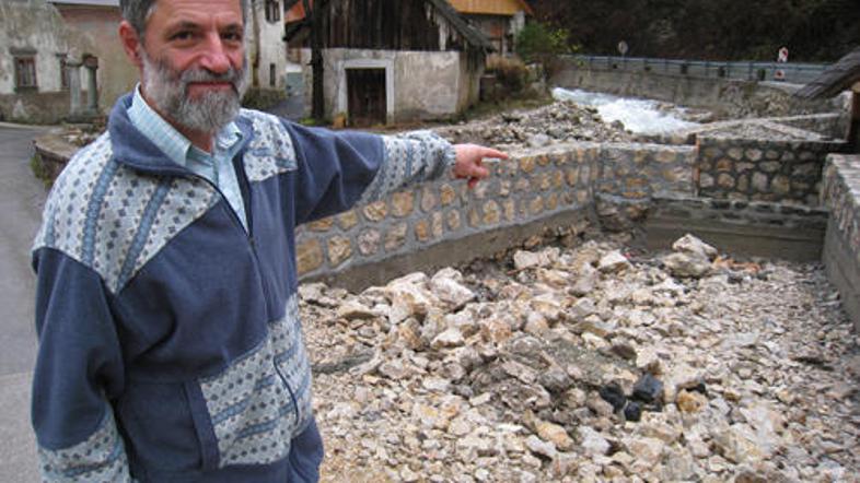 Jože Eržen, vodnik v kroparskem muzeju, kaže na po njegovem mnenju povsem nespre