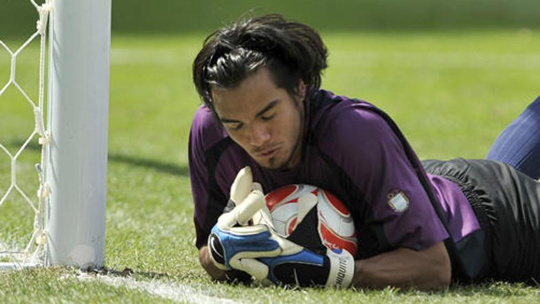 Sergio Romero je jezo zaradi poraza stresel nad zidom v slačilnici.