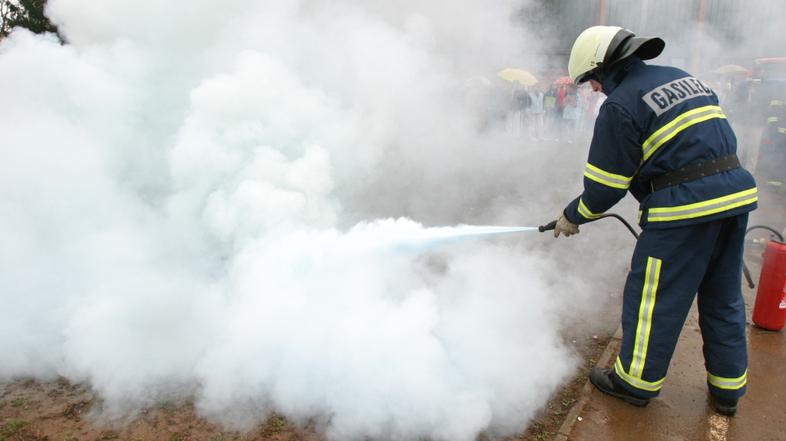 ljubljana: 31.03.2005, gasilni aparat, gašenje, dim, reševalna akcija, gasilci,