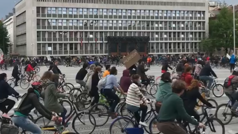 Protest, kolesarjenje pred parlamentom