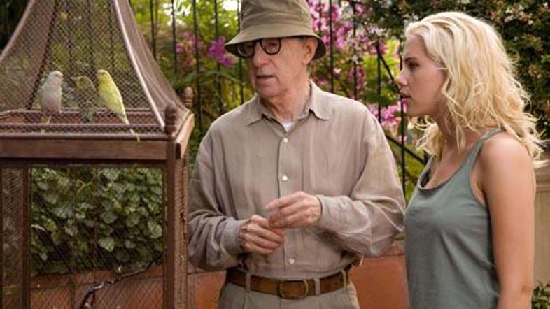 Njegova muza je tudi Scarlett Johansson.