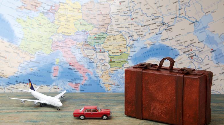 potovanje kovček letalo zemljevid