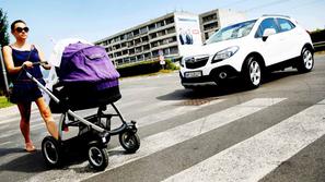 Mamica na prehodu za pešce