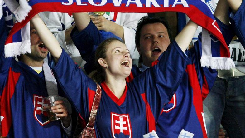 Prvi tekmec slovaških hokejistov in njihovih navijačev bo prav Slovenija. (Foto: