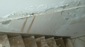 Na občini pravijo, da bo sanacija kanalizacije, ki zamaka v knjižnico, izvedena 