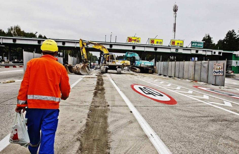 Podiranje cestninske postaje Torovo