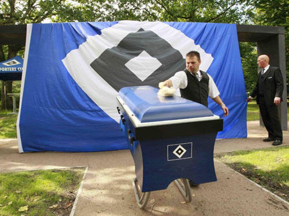 Najbolj zvesti navijači kluba HSV bodo pokopani v krsti, ki je obarvana v barvah