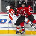 Kimmo Timonen (Philadelphia) v dvoboju z Arronom Ashamom (New Jersey).