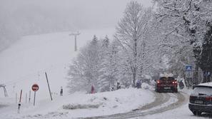 Sneg, zasnežena cesta, vreme, zima