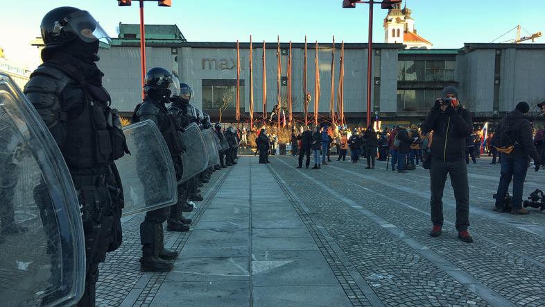 protesti pred parlamentom