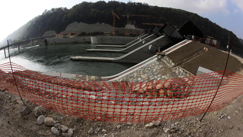 Gradbeno jamo HE Krško je septembrska voda izdatno zalila, zato je bila zamuda p