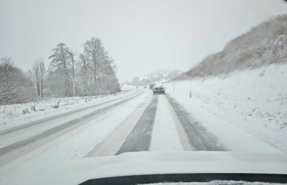 Sneg, zasnežena cesta, vreme, poledica | Avtor: Žurnal24 