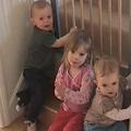 Posnetek prikazuje štiriletno Maddie, ki se igra z bratom in sestro.