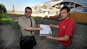 Župan nam grozi, da bo našo parcelo spremenil v zelenico, pravita Uroš (levo) in