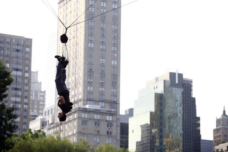 Visenje z glavo navzdol se bo kmalu končalo.