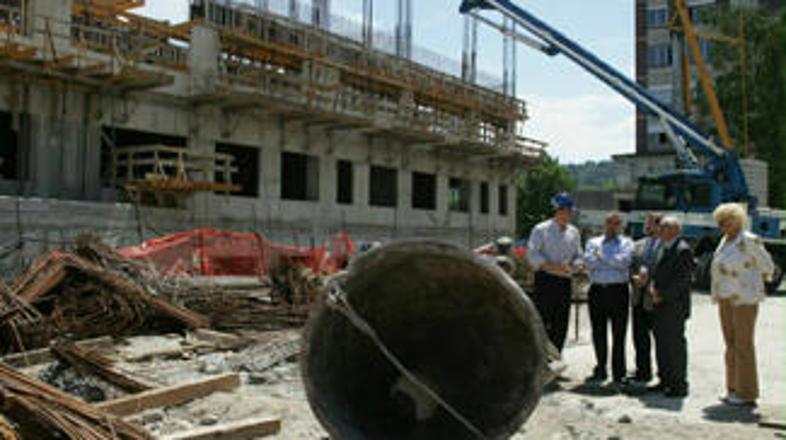 Na račun gradnje pediatrične klinike naj bi se z davkoplačevalskim denarjem obog