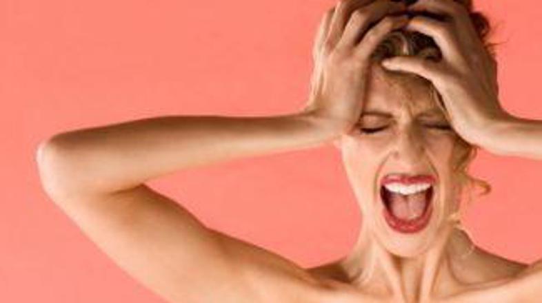 Ima dovolj službe ali jo boli glava?