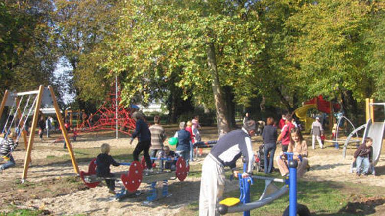 Primeri usodnih poškodb na igralih -> na gugalnici: udarci v glavo, zadavitev z 