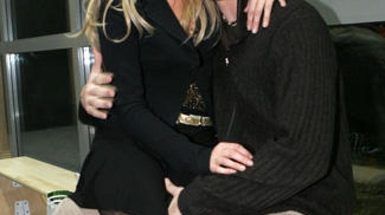 Saša in Miha sta po porodu nasmejana do ušes.