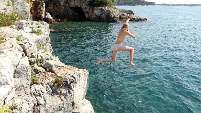 Dekle skače v vodo, skok v vodo