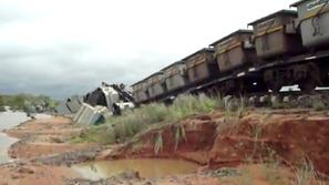 Vlak iztiril sredi poplav.