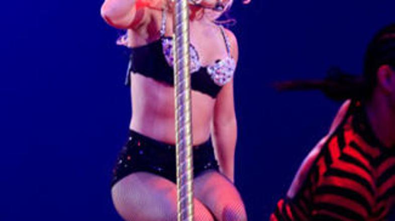 Britney ne želi spati v hotelski sobi, če ta nima droga za striptiz.