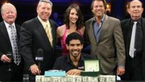 Srečni zmagovalec David Williams s kupčkom zelencev.