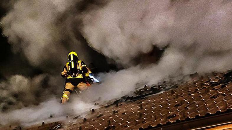 Gasilci gasijo požar gospodarskega poslopja