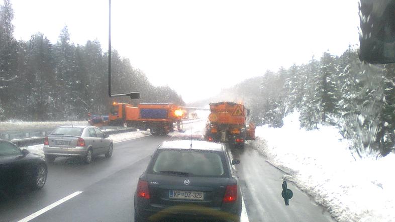 V torek so imeli snežni plugi obilo dela, saj je Slovenijo ponoči zajelo obilno 