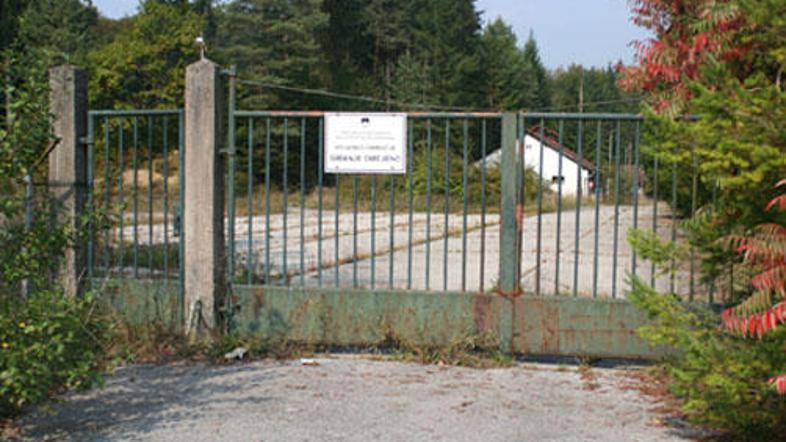 Vojašnica z 19 objekti in tremi večjimi podzemnimi rezervoarji danes sameva.