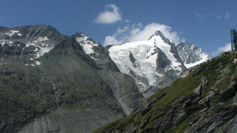 Dva Poljaka, ki sta bila pogrešana od nedelje, ko sta se vračala z najvišje avst